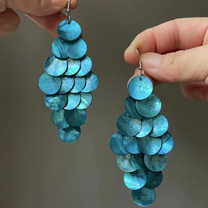 Boucles d'oreilles pendantes géométriques en nacre bleue style plage chic