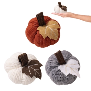 Drei gestrickte Deko-Kürbisse in Orange, Weiß und Grau für herbstliche Erntedank-Dekoration