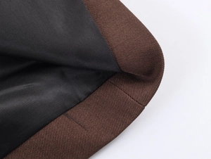 Detailaufnahme von braunem Webstoff mit schwarzem Innenfutter und feiner Textur