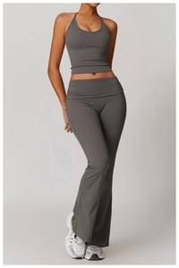 Détail d'un ensemble de yoga anthracite extensible avec haut dos nu et pantalon évasé