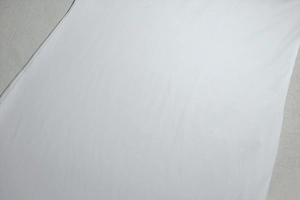 Gros plan sur un tissu en maille blanche de qualité avec coutures fines pour robe