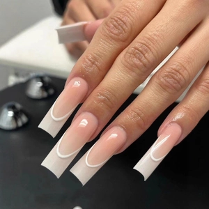 Unghie finte French quadrate lunghe con base nude e design con linee a U bianche