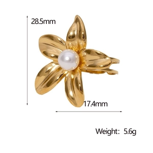 Dettaglio anello fiore dorato con perla che mostra le dimensioni di 28,5mm di altezza