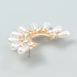 Elegante goldene Halbmond-Ohrringe mit Sonnenblumenmuster, weißen Perlen und Kristallen