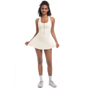 Détail frontal d'une robe de tennis sans manches avec fermeture éclair en tissu blanc cassé