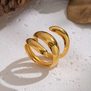 Anello a spirale a tre strati in acciaio inossidabile placcato oro 18k su pietra