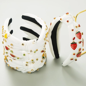 Vue détaillée du serre-tête noué blanc avec strass colorés et breloques de fruits