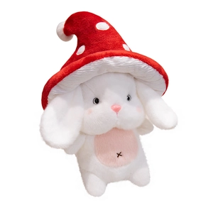 Lapin en peluche blanc avec chapeau champignon rouge et détails roses mignons