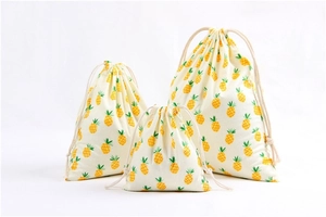 Lot de trois sacs de rangement à cordon avec imprimés ananas sur tissu en coton et lin