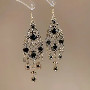 Orecchini vintage in argento con nappa e fiori bohémien e pietre preziose nere