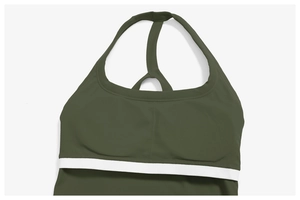Détail du soutien-gorge de sport dos nageur vert olive avec ourlet blanc contrasté