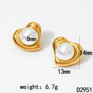 Vue détaillée des boucles d'oreilles cœur doré de 14mm avec perle de 8mm et dimensions