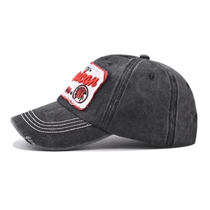 Detail einer Vintage-Baseballkappe aus gewaschener Baumwolle mit Stickerei und Abnutzungen