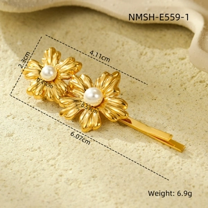 Close-up of golden flower hair clip with pearls, size 6.07cm and weight 6.9g details