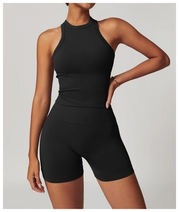 Vue détaillée de l'ensemble de yoga noir sans couture avec gilet et short côtelé