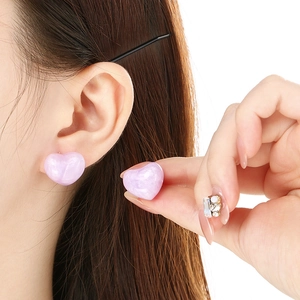 Nahaufnahme der rosa Herzohrstecker mit Marmoreffekt und 18K Goldbeschichtung