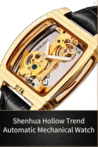 Makrodetail des goldenen Skelett-Zifferblatts mit Automatikwerk und mechanischen Zahnrädern