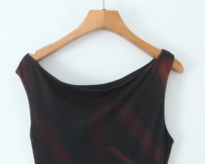 Dettaglio dello scollo a barchetta e del tessuto mesh trasparente con motivo tie-dye