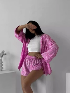 Ensemble détente 3 pièces pour femme avec chemise fleurie rose, short et haut