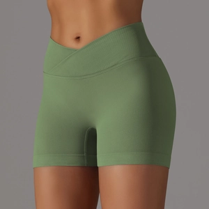 Dettaglio degli shorts da yoga verdi senza cuciture con vita a V e trama a coste
