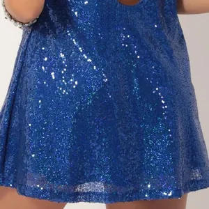 Détail de la robe à paillettes bleu roi avec maille scintillante et sequins ronds
