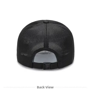 Vue arrière de la casquette de baseball en mesh noir avec tissu respirant et boucle réglable