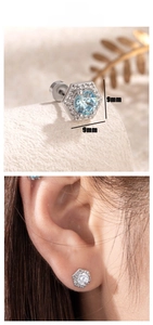 Détail d'une boucle d'oreille hexagonale de 9mm avec pavé de zircons et pierre bleue