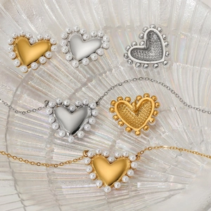 Parure de bijoux cœur élégante avec collier et boucles d'oreilles, perles dorées