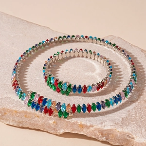 Ensemble collier et bracelet de luxe avec zircons colorés en forme de goutte d'eau