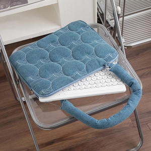 Détail de la housse d'ordinateur en denim avec surpiqûres montrant l'espace clavier
