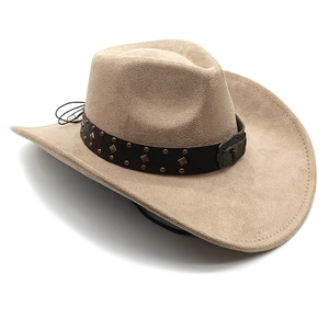 Dettaglio del cappello da cowboy in camoscio kaki con cinturino in pelle e fibbia in metallo