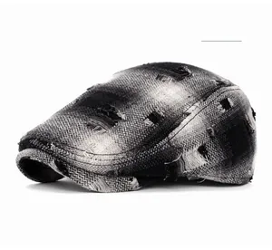 Détail de la casquette gavroche à carreaux usée avec tissu à carreaux noir et blanc