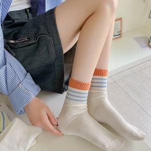 Vue détaillée des chaussettes en coton à rayures avec bords-côtes et maille douce
