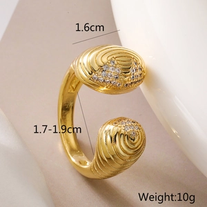 Détail de la bague dorée spirale avec sphères en zircone et mesures de taille