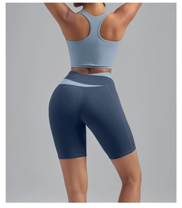 Détail du soutien-gorge de sport dos nageur et du short de fitness bicolore pour femmes