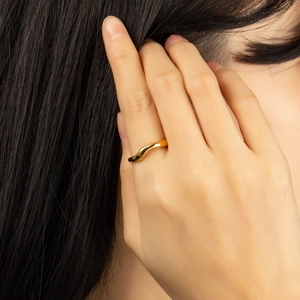 Polished 18K gold organic wave ring featuring an irregular fluid design for women