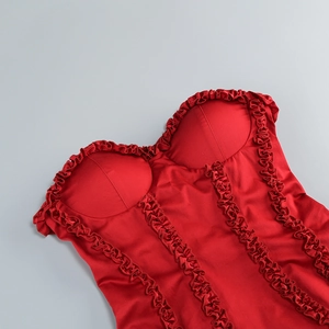 Nahaufnahme des roten trägerlosen Kleides mit Rüschendetails und Stofftextur