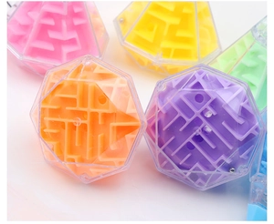 Vue à plat de boules de labyrinthe 3D colorées avec billes métalliques roulantes