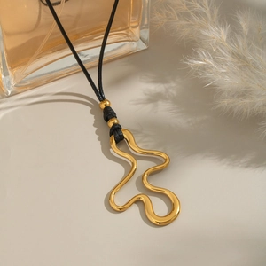 Collier avec pendentif vague dorée irrégulière et cordon noir minimaliste