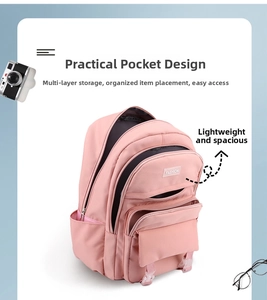 Dettaglio dello zaino in nylon rosa con scomparti multipli con cerniera e tessuto impermeabile