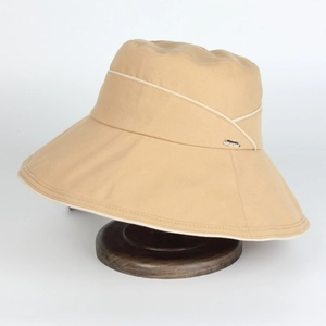 Chapeau de soleil beige à large bord pour femme avec ruban croisé et logo métallique