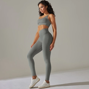 Dettaglio del set yoga grigio senza cuciture con reggiseno sportivo e leggings elastici