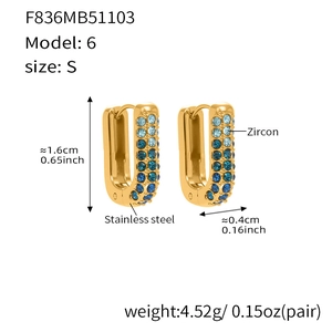 Macro detail of U-shaped gold earrings with blue gradient zircon and size dimensions