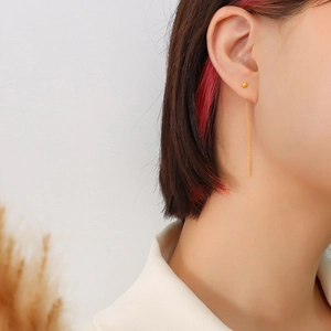 Minimalist 18K gold-plated titanium steel threader earrings worn by a model