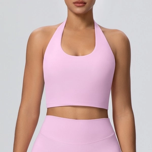 Dettaglio del reggiseno sportivo rosa con allacciatura al collo e leggings da yoga