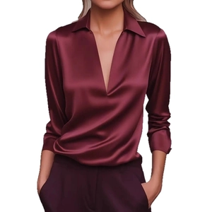 Elegantes weinrotes Satinhemd für Damen mit V-Ausschnitt und langen Ärmeln im Slim Fit