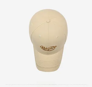 Vue de dessus d'une casquette beige avec broderie marron et structure à six panneaux cousus