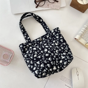 Flachbild einer Canvas-Tasche mit Leopardenmuster auf Schreibtisch mit Alltagsgegenständen