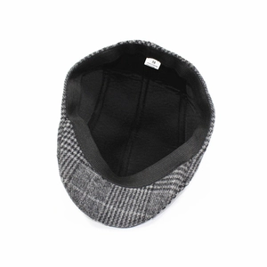 Détail de la casquette plate à carreaux gris montrant la doublure et le bandeau