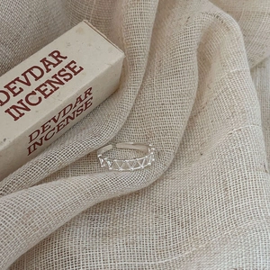 Bague ouverte minimaliste en argent sterling 925 avec un motif géométrique de triangle